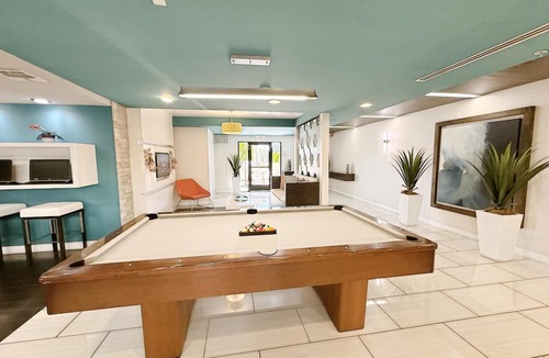 Encino Hotel | Charming 3BR with WiFi, AC and Parking in Marvelous Los Angeles