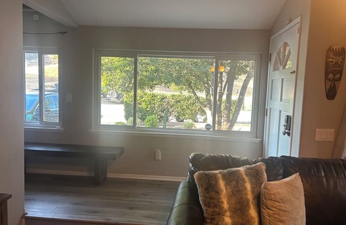 Val Verde House | Charming 2-bedroom house with WiFi, AC Near SixFlags