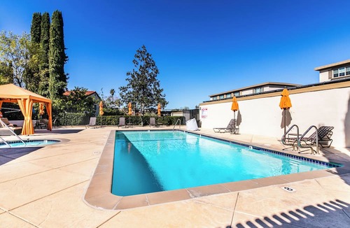 Thousand Oaks Apartment | Peaceful & Gated 2 King Bd 2 Bth, 1 Gig WiFi near CLU, FSAC & Proactive Sports