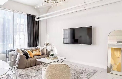 Historic Core Apartment | Chic DTLA 1-bedroom sleeps 4 with Rooftop Pool and Free Parking