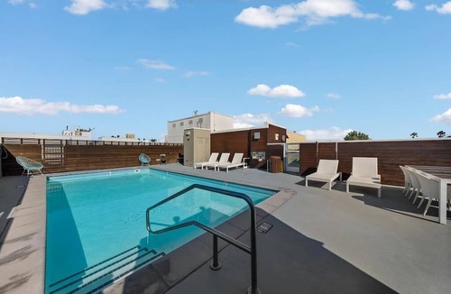 Ocean Park Apartment | Carnelian Calm' Beach Retreat Rooftop Pool Access, BBQ 1 Block to Beach, Parking