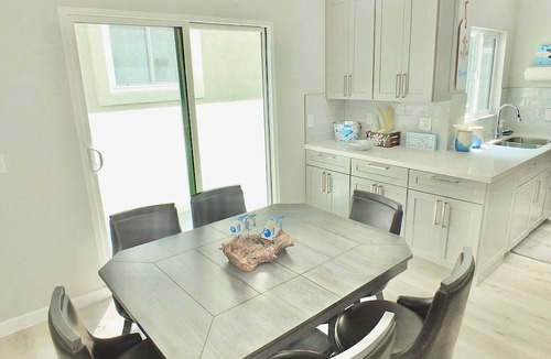 Peninsula Condo | Beach and Bay, Steps to Water, World Cup, Sleep 6
