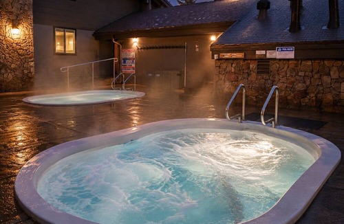 Mammoth Lakes Condo | Canyon Lodge CHAMONIX Condo. Minutes Walk From Lifts.