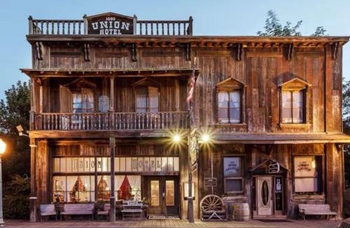 Los Alamos House | 1882 Heritage House Porches, Gardens & Bali Bed