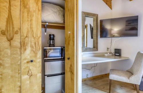 Tahoe Woods Hotel | Cozy Studio at Granlibakken Tahoe Resort - Ski-In - Ski-Out with Pool Spa & Minutes from Lake Tahoe