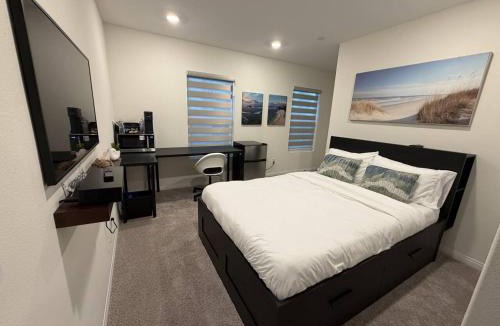Northwest San Pedro House | Coastal Private En-Suite With Resort Amenities