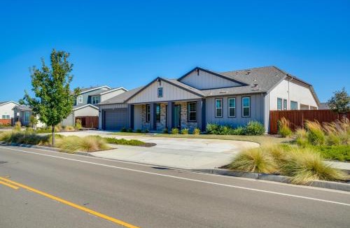 Manteca House | Private Yard & Patio! Modern Manteca Gem