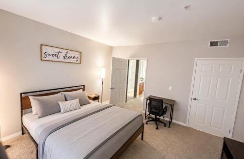 Marina del Rey House | Private Ensuite Room in Shared Luxury Apartment with Gym,Hot Tub,Gym,Sauna,Pool