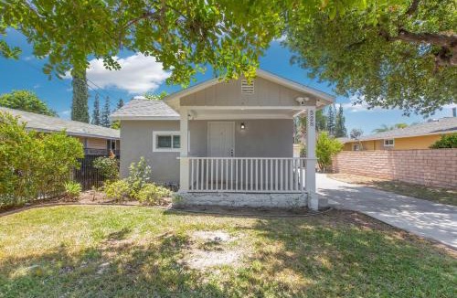 Monrovia House | Cozy Blue Cottage - Walk to Old Town & City of Hope