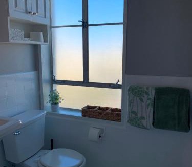 La Brea Apartment | Spacious 2B 2B High Floor Apartment in Park La Brea Grove Lacma Area