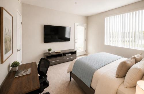 Marina del Rey House | Private Room & Bathroom in Shared Apartment with Pool Sauna and Gym