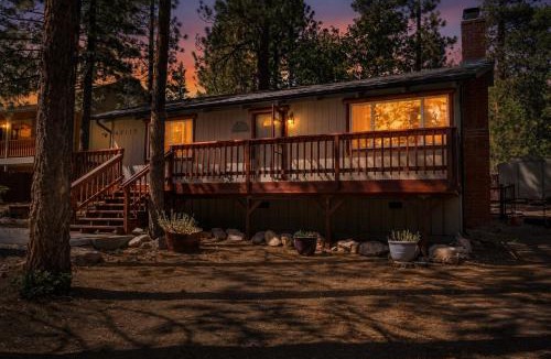 The Village Ski Chalet | The Oasis Chalet - Walking distance to The Village, The Lake, and Alpine Slide!