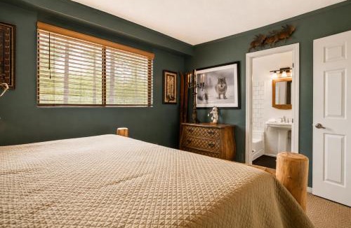 Whispering Forest House | Smo Haus- Located in the quiet area of Big Bear City, with mountain views.