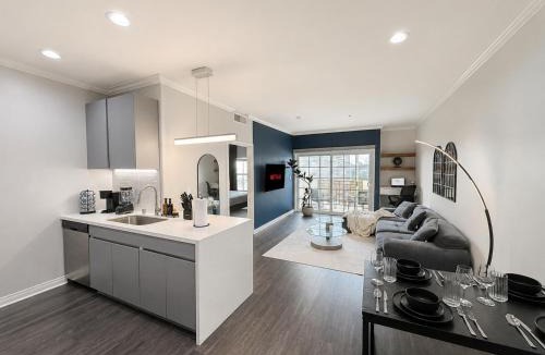 Miracle Mile Apartment | Bright & Spacious in Iconic LA Neighborhood Free parking - 10mins to Cedars
