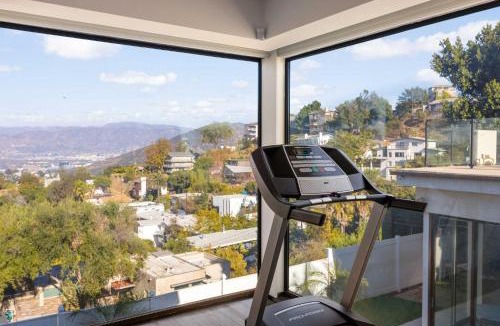 Hollywood Hills Villa | Hollywood Hills 4BR with Rooftop by Colby and Conrad