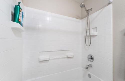 Rhodes Ranch Apartment | 2 BR Vegas Oasis Pool Parking Near Strip