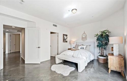 Venice Apartment | Two Bedroom Coastal Retreat with Modern Interiors