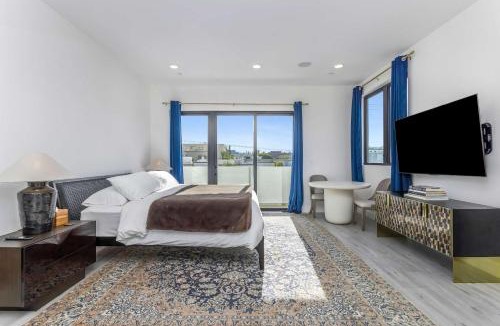 Beverly Grove Apartment | Beverly Hills Private Residence with Rooftop Jacuzzi