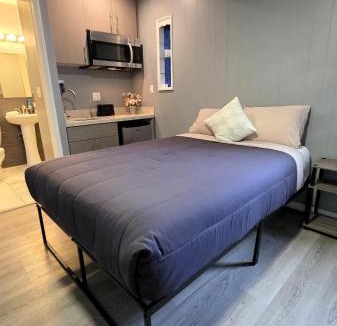 Melrose Apartment | Cozy Hollywood Studio with Kitchenette near Hollywood Sign and Walk of Fame