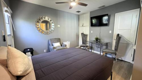 Melrose Apartment | Cozy Hollywood Studio with Kitchenette near Hollywood Sign and Walk of Fame