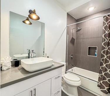 View Park-Windsor Hills House | 4BR Townhouse in Mid City -CR3