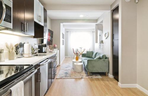 Pico Apartment | Sunny Santa Monica Retreat, Walk to Beach