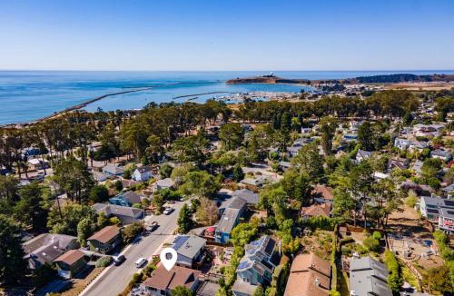 El Granada House | Cozy 3-bedroom house, ocean view, walk to beach!