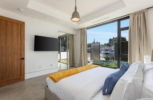 West Los Angeles House | 4BR Modern Oasis with Heated Pool Near SoFi Metro