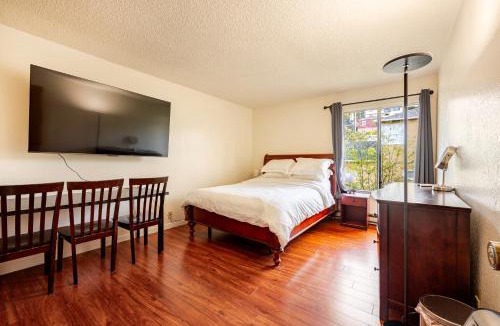 Berkeley Apartment | Modern One Bedroom Unit, Sofa Bed, Adjustable Queen Bed, 75 Inch Smart TV and Indoor Secure Parking