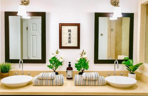 Hollywood Hills West House | Hollywood Hills Spa Retreat Oasis with Tree Top Views, Private Jacuzzi Style Tub, Steam Room, Magical Half Acre Acre Garden and Patio, Free Parking for 2 cars, in LA's most Serene, Central Desirable Area