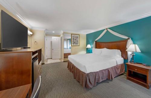 Sunset Beach Hotel | Best Western Harbour Inn & Suites Huntington - Sunset Beach