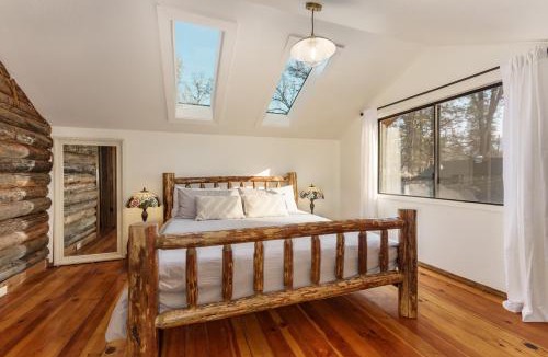 Ahwahnee House | Log Cabin sleeps 20 with hot tub, EV Charger, firepit