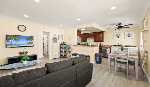 Sunny & Cheerful Near I-10 ~ Queen Beds ~ Parking