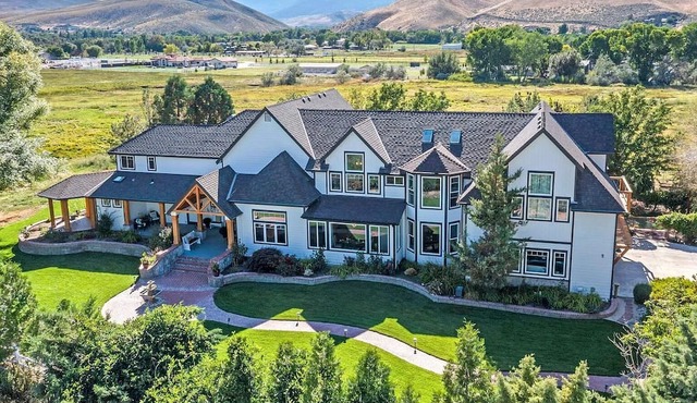 Luxury short term corporate, travel nurse, executive home 30 day minimum.