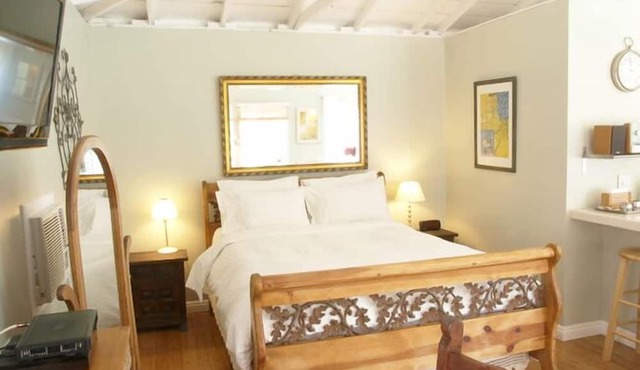 Charming Culver City Cottage w/Shared Pool+garden