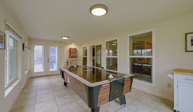 7 Mi to Bass Lake! Spacious 'mudge Ranch Retreat'