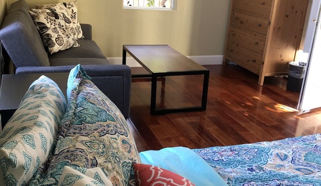 Nice Studio w/Private Entrance & Yard