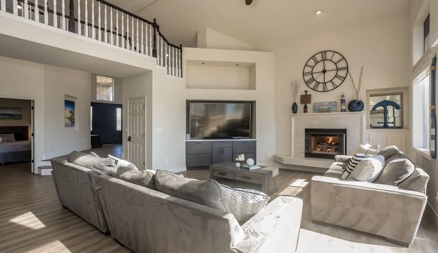 Waterfront home w/ private dock, pool & jacuzzi