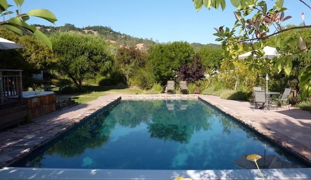 3-bedroom home in Calistoga with pool and hot tub
