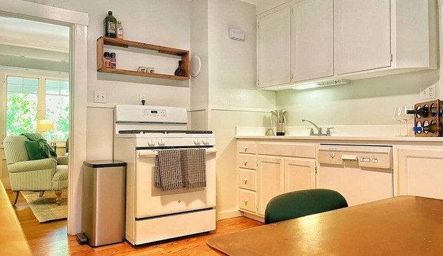 Cozy 2-bedroom cottage in gorgeous San Mateo Park with WiFi, fitness room option