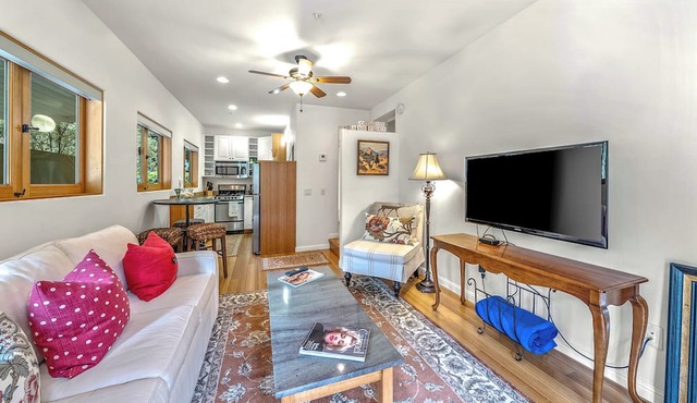 12 Oaks – Romantic Getaway for 2! Walk to Beach, Dining, & Shopping