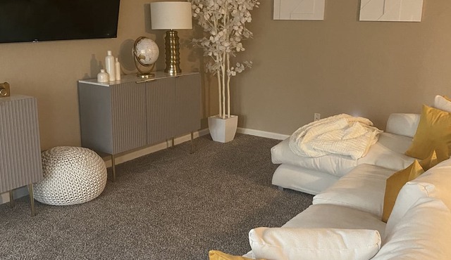 Luxury, peaceful space Close to shopping and mall. Dave and buster’s, parks