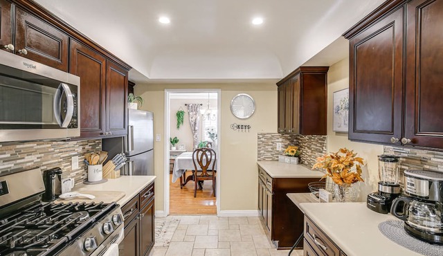 Stylish Los Angeles Bungalow - 7 Mi to USC! in Los Angeles