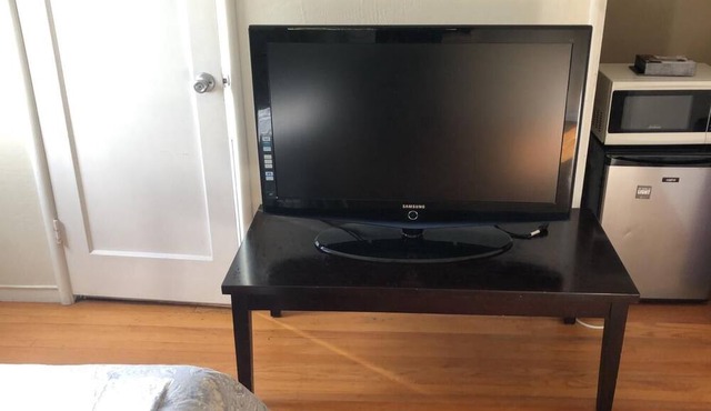 Cozy Studio Near In A Quaint Neighborhood, Near Public Transportation