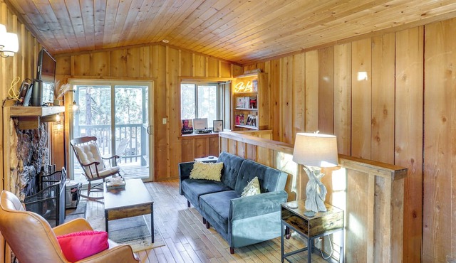 Near Skiing & Hiking: Dog-friendly Big Bear Cabin