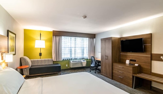 Holiday Inn Express & Suites Camarillo by IHG