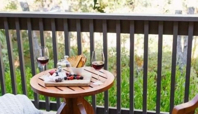 Explore Nearby Hillside Vineyards! Pet-friendly, Free Parking, Outdoor Pool! in Yountville