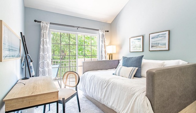 Quiet, City Center Condo - 1 Mile from Hospital