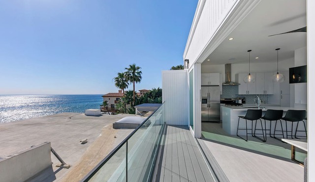 New Beachfront Guest Unit + Private Rd + Parking, Pet-Friendly