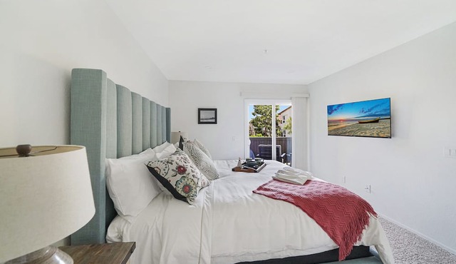 Ocean Close Escape 1BR/1BA Walk to Beach Sleeps 4 - Starboard Charm!